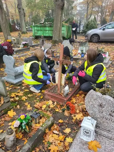 Wolontariusze porządkowali groby na Cmentarzu Komunalnym