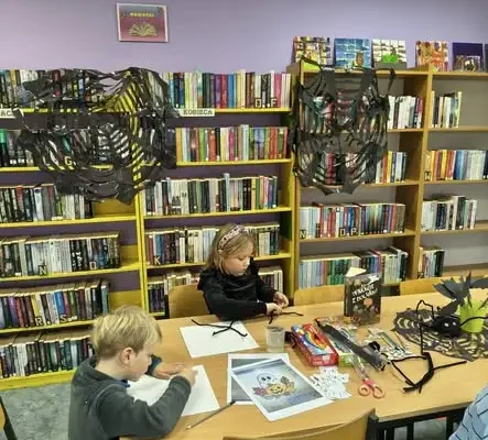 Halloweenowe warsztaty w bibliotece w Klępinie – dzieci tworzyły pająki i nietoperze