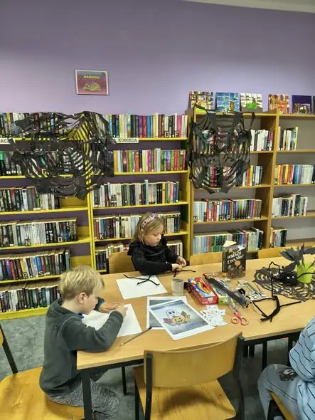 Halloweenowe warsztaty w bibliotece w Klępinie – dzieci tworzyły pająki i nietoperze