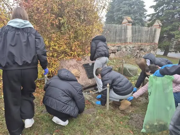 Wolontariusze z Dolicy porządkowali zapomniane groby przed Wszystkimi Świętymi
