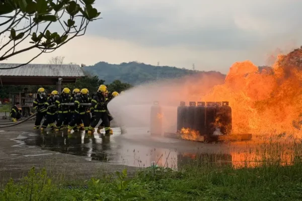 Dzwonowo: rozszczelniona instalacja gazowa – interwencja strażaków z OSP Marianowo