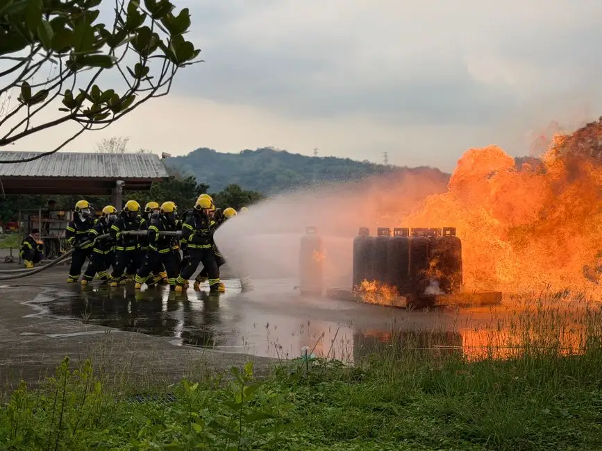 Dzwonowo: rozszczelniona instalacja gazowa – interwencja strażaków z OSP Marianowo